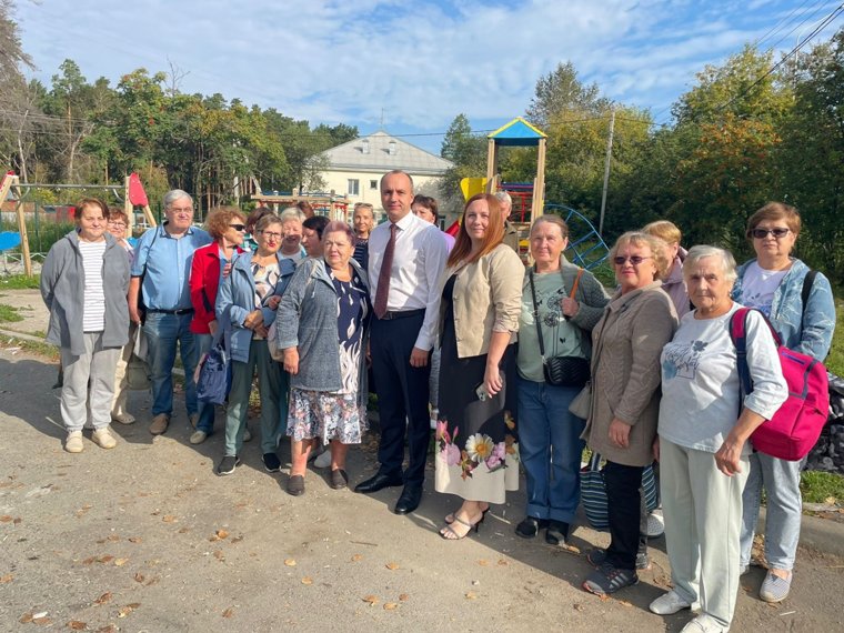 Михаил Клименко в центре 