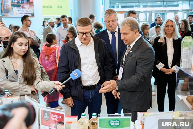 Представленные на «АГРО-2025» продукты среди прочих оценил челябинский губернатор Алексей Текслер