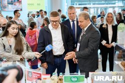 Представленные на «АГРО-2025» продукты среди прочих оценил челябинский губернатор Алексей Текслер