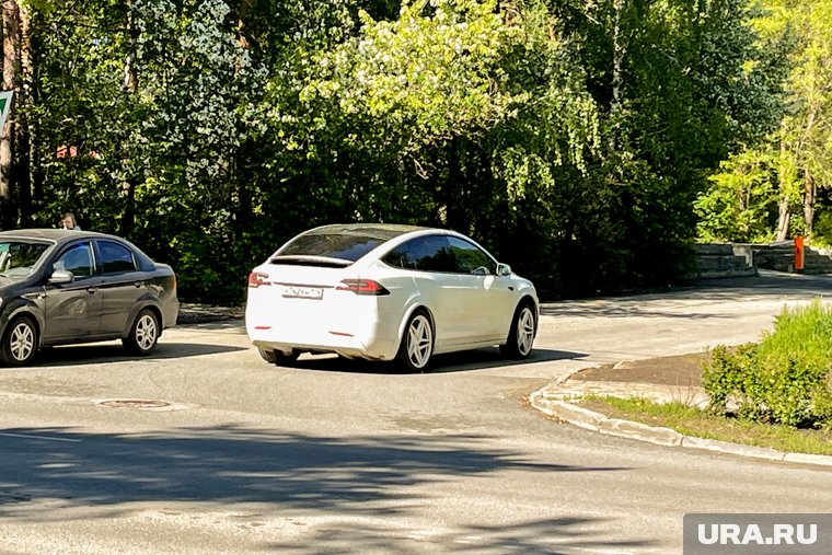 Мужчина парковал Tesla на газоне рядом с ТЦ