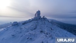 Житель Нового Уренгоя покорил вершину Раздельной и поставил на ней флаг города