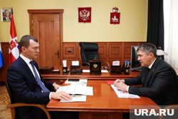 Михаил Дегтярев (слева) отметил, что в регионе особое внимание уделяется массовому спорту