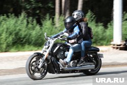 На мотоцикле под управлением опытных байкеров девушки отправятся на север Прикамья