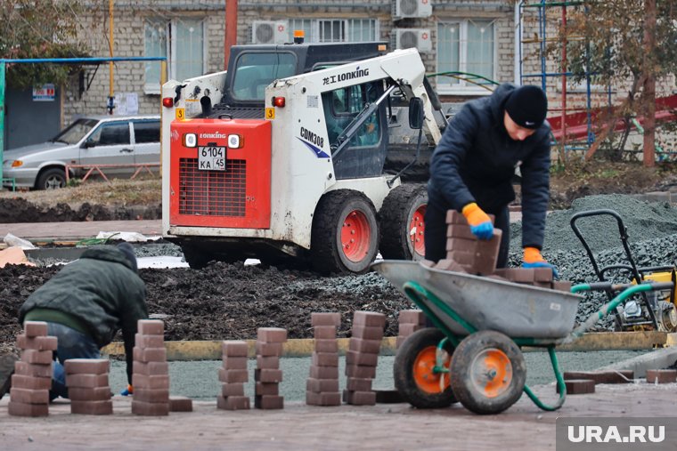 В сквере по Кирова укладывают пешеходные дорожки из тротуарной плитки