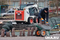 В сквере по Кирова укладывают пешеходные дорожки из тротуарной плитки