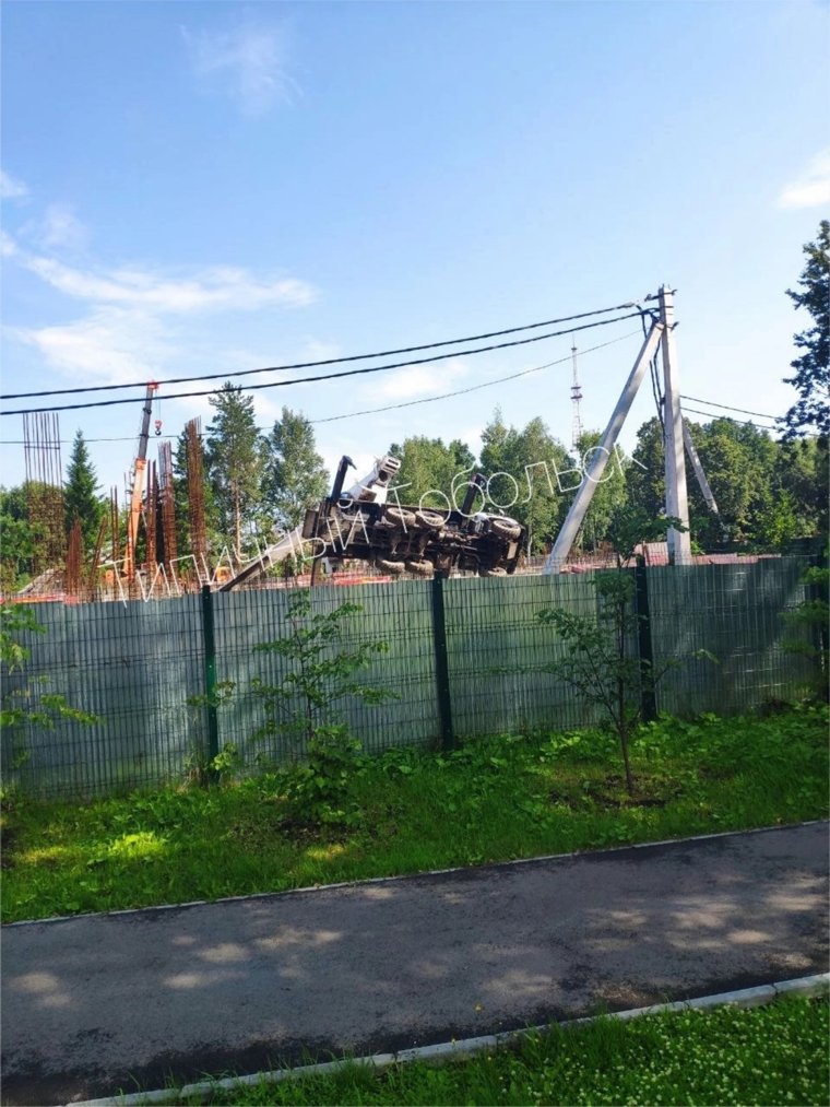 Кран опрокинулся на стройплощадке в Тобольске днем 31 июля