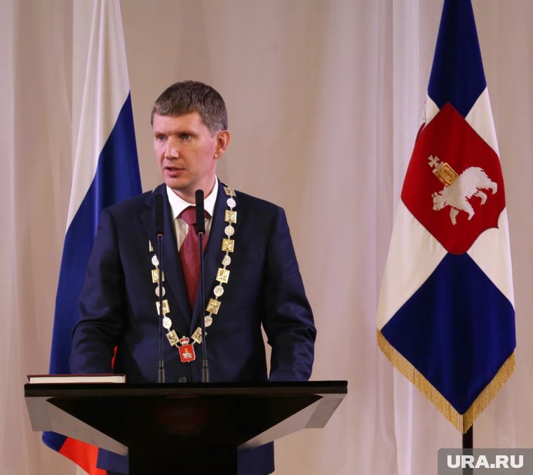 Губернатор Прикамья Максим Решетников со знаком и штандартом во время инаугурации в 2017 году