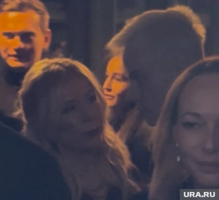 В VIP-зоне пара провела время в уединении, о чем-то долго и тихо беседуя
