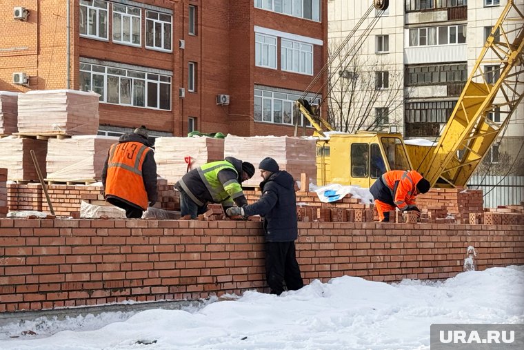 Застройщик строит новое здание из красного кирпича на месте утраченного памятника архитектуры