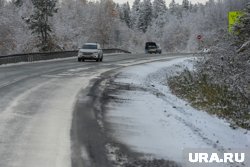 В горнозаводской зоне М-5 в снегопад работает 18 единиц дорожной техники 