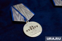 В Салехарде медаль погибшего пожарного передали его матери