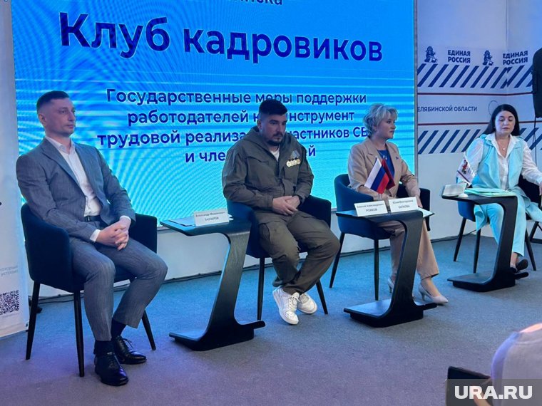 Александр Заозеров (слева) подчеркнул необходимость моральной поддержки вернувшихся бойцов