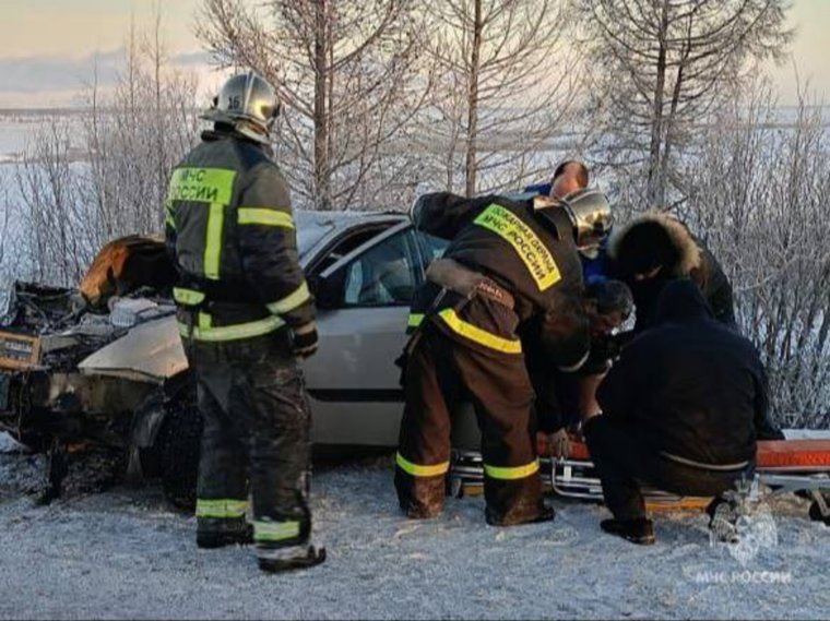 Спасатели извлекли пострадавших из Ford