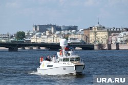 По Неве сегодня прошел только один военный катер - борт номер 001, президентский 