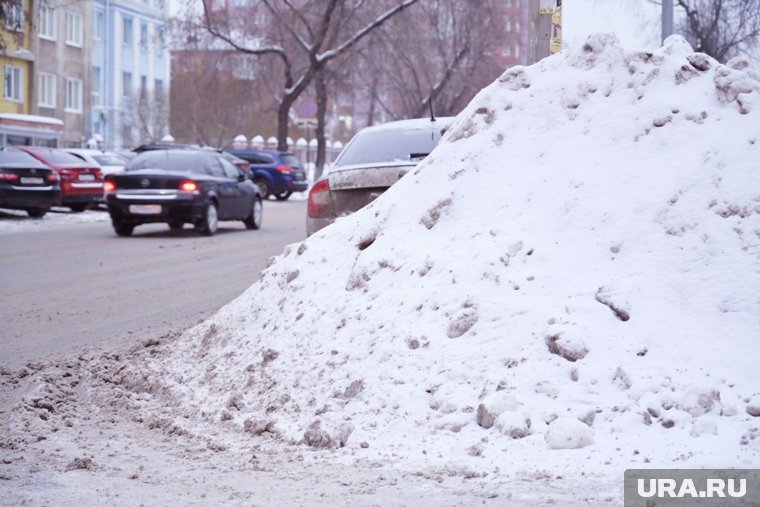 Сугробы часто встречаются на улицах города