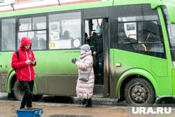 Перевозчик сообщил, что заднее стекло автобуса выпало