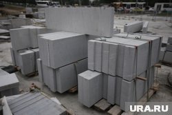 Проезжая часть оказалась завалена бетонными блоками