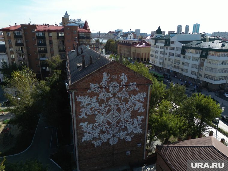В основе мурала находится один из культурных паттернов Тюмени - кружево наличника, которым украшали корабли