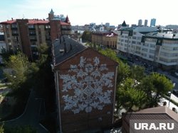 В основе мурала находится один из культурных паттернов Тюмени - кружево наличника, которым украшали корабли