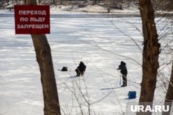 Несмотря на плюсовую температуру воздуха, лед неожиданно начал разрушаться