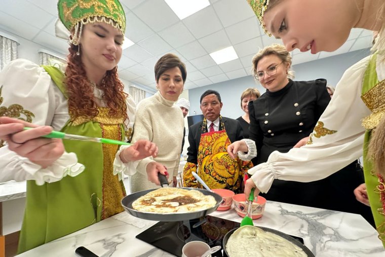 Мэр из Лаоса Вьентхонг Хатсачанх в тобольской школе попробовал блины