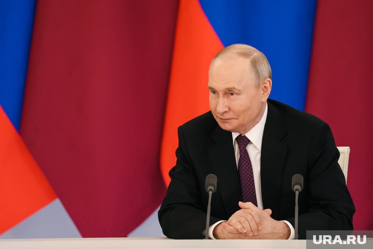 Путин во время переговоров с Трампом сначала слушал его речь на английском, а потом получал перевод