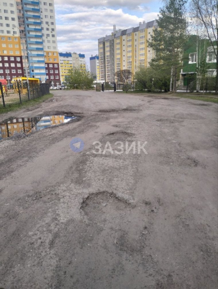 Жители ждут ремонта проезда между садом №142 и школой №56