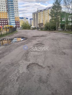 Жители ждут ремонта проезда между садом №142 и школой №56 