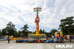 Люди повисли на экстремальном аттракционе вниз головами (архивное фото)