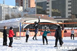 Волейбол на снегу - один из самых популярных видов спорта в ЯНАО