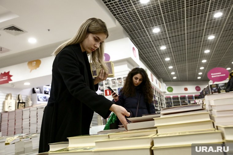Осенью и зимой ямальцы предпочитают читать книги по психологии (архивное фото)