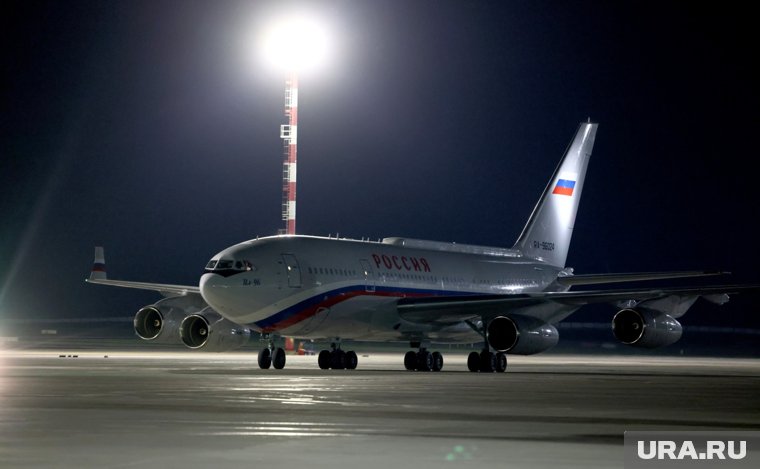 Президентский самолет Ил-96-300ПУ оснащен современными системами связи, пишет Slash Gear