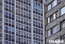 Очевидцы боялись, что парень выпадет из окна