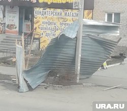 В Нефтеюганске ураганный ветер сорвал забор и швырял его по машинам
