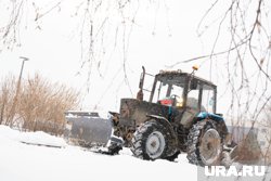 Жители не могут выехать на работу из-за засыпанного снегом заезда к дому