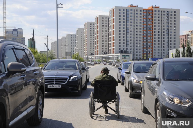 Мужчина в инвалидной коляске хотел познакомиться с девушками, но стал объектом насмешки