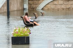 В Челябинске затопленная набережная стала центом внимания жителей 