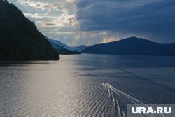 Телецкое озеро расположено в горной части Алтая