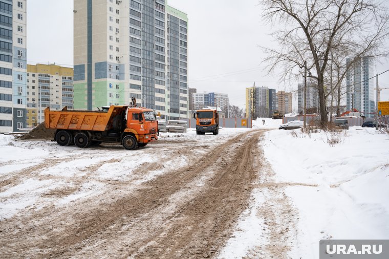 На улице Карпинского установили четыре мостовые балки из 92