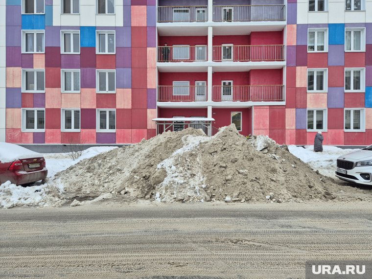 Югорчане бьют тревогу из-за огромных куч снега на улицах