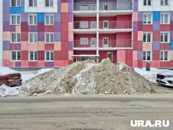 Югорчане бьют тревогу из-за огромных куч снега на улицах