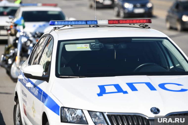 Сотрудники ГАИ разбираются в причинах аварии