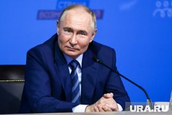 Портрет Путина занимает почти всю стену 