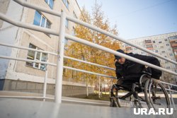 Нужно устанавливать пандус или подъемник не только к подъезду, но и по всему пути до квартиры, считают в ГД