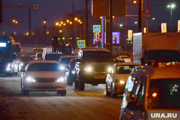 Пробки в городе оцениваются на три балла, в то время как Московский тракт остается парализованным 