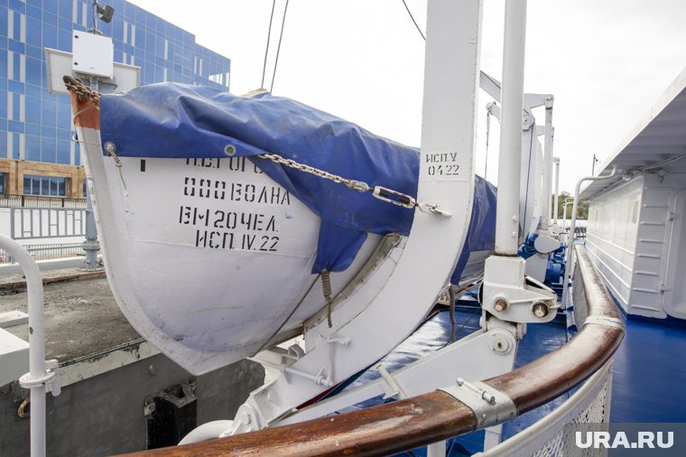 Моряки подплыли к судну из Норвегии, но экипаж отказал им в подъеме на борт