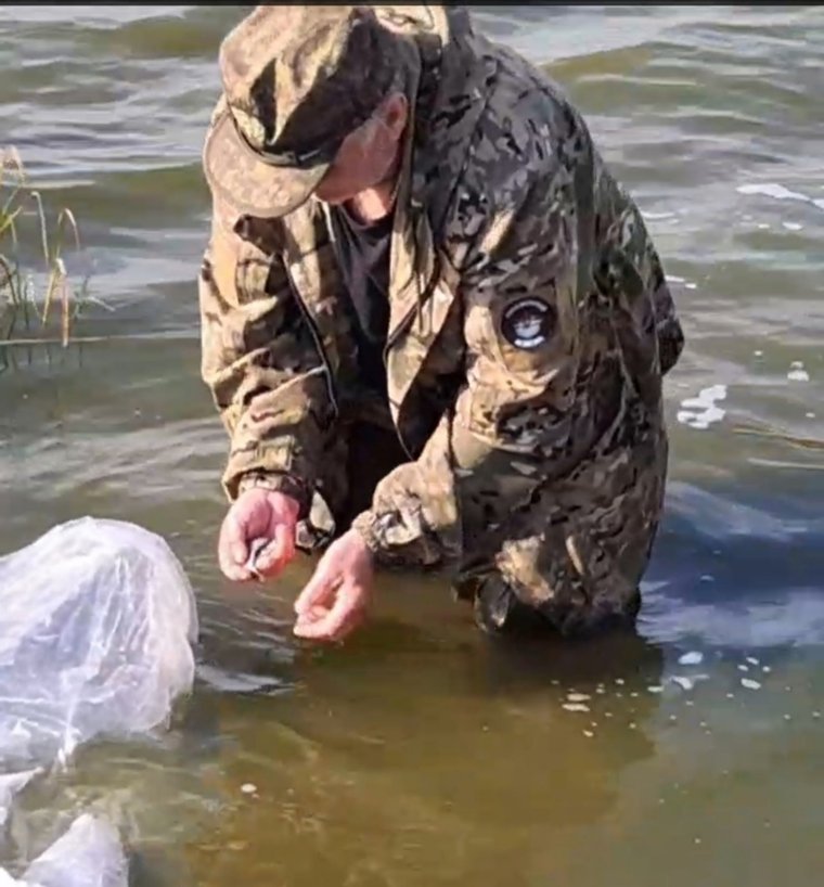 Боец СВО во время отпуска по ранению решил зарыбить озеро в Курганской области