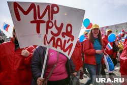 Сургутяне собрались на площади возле филармонии (архивное фото)