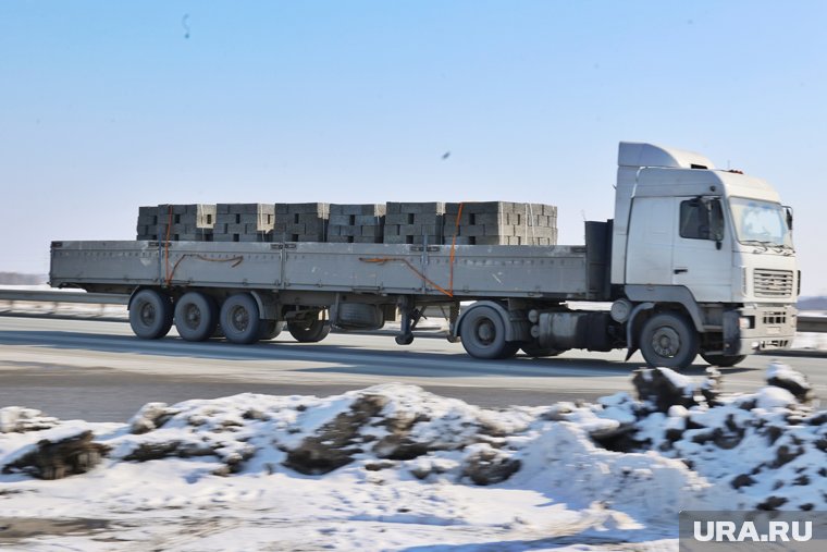 Водитель газели въехал в припаркованный на трассе полуприцеп