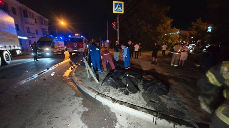 Водитель и пассажиры легковушки погибли